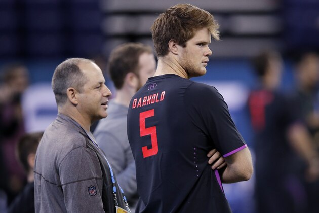 INDIANAPOLIS, IN - MARCH 03: USC quarterback Sam Darnold looks on along with Ken Zampese of the Cleveland Browns during the NFL Combine at Lucas Oil Stadium on March 3, 2018 in Indianapolis, Indiana. (Photo by Joe Robbins/Getty Images)