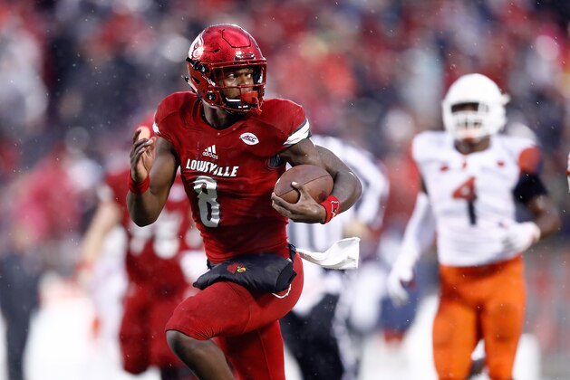 LOUISVILLE, KY - NOVEMBER 18:  Lamar Jackson #8 of the Louisville Cardinals runs for a touchdown against the Syracuse Orange during the game at Papa John's Cardinal Stadium on November 18, 2017 in Louisville, Kentucky.  (Photo by Andy Lyons/Getty Images)