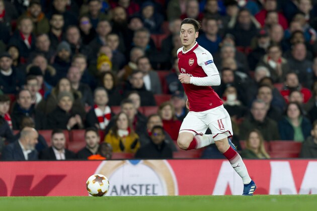 LONDON, ENGLAND - APRIL 05: Mesut Oezil of Arsenal controls the ball during the UEFA UEFA Europa League Quarter-Final first leg match between Arsenal FC and CSKA Moskva at Emirates Stadium on April 5, 2018 in London, United Kingdom. (Photo by TF-Images/TF-Images via Getty Images)
