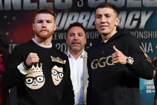 LAS VEGAS, NV - SEPTEMBER 13:  Golden Boy Promotions Chairman and CEO Oscar De La Hoya (C) looks on as Canelo Alvarez (L) and WBC, WBA and IBF middleweight champion Gennady Golovkin pose during a news conference at MGM Grand Hotel & Casino on September 12, 2017 in Las Vegas, Nevada. Golovkin will defend his titles against Alvarez at T-Mobile Arena on September 16 in Las Vegas.  (Photo by Ethan Miller/Getty Images)