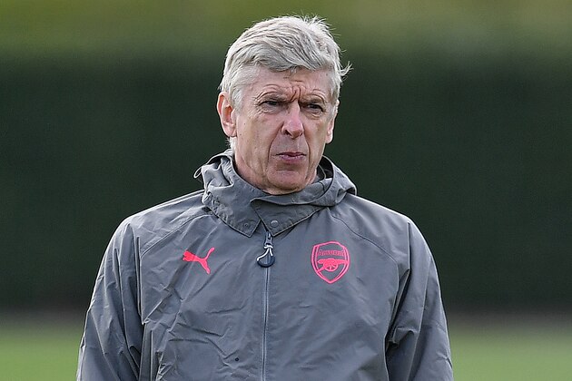 Arsenal's French manager Arsene Wenger attends a training session on the eve of their Europa League first leg semi-final football match against Atletico Madrid at Arsenal's London Colney training ground on April 25, 2018. (Photo by Ben STANSALL / AFP)        (Photo credit should read BEN STANSALL/AFP/Getty Images)