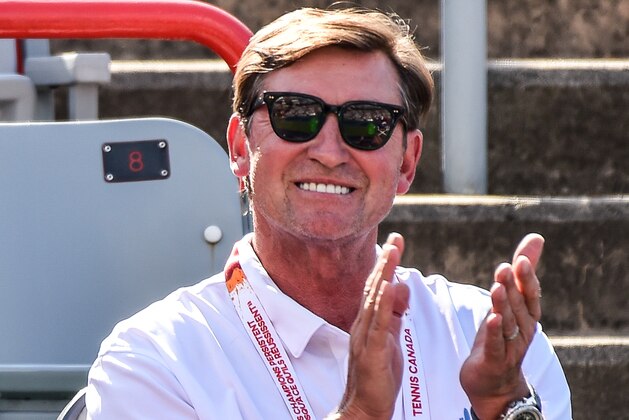 MONTREAL, QC - AUGUST 08:  Hockey great Wayne Gretzky takes in the atmosphere between Denis Shapovalov of Canada and Rogerio Dutra Silva of Brazil during day five of the Rogers Cup presented by National Bank at Uniprix Stadium on August 8, 2017 in Montreal, Quebec, Canada. (Photo by Minas Panagiotakis/Getty Images)