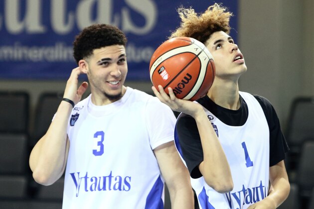 US basketball players LiAngelo Ball (L) and Lamelo Ball takes part in their first training session in Prienai, Lithuania, where they will play for the Vytautas club on January 5, 2018.
Basketball-crazed Lithuania welcomed LiAngelo and LaMelo Ball, the two youngest sons of flamboyant Los Angeles entrepreneur LaVar Ball who recently made headlines due to a feud with US President Donald Trump. / AFP PHOTO / Petras Malukas        (Photo credit should read PETRAS MALUKAS/AFP/Getty Images)