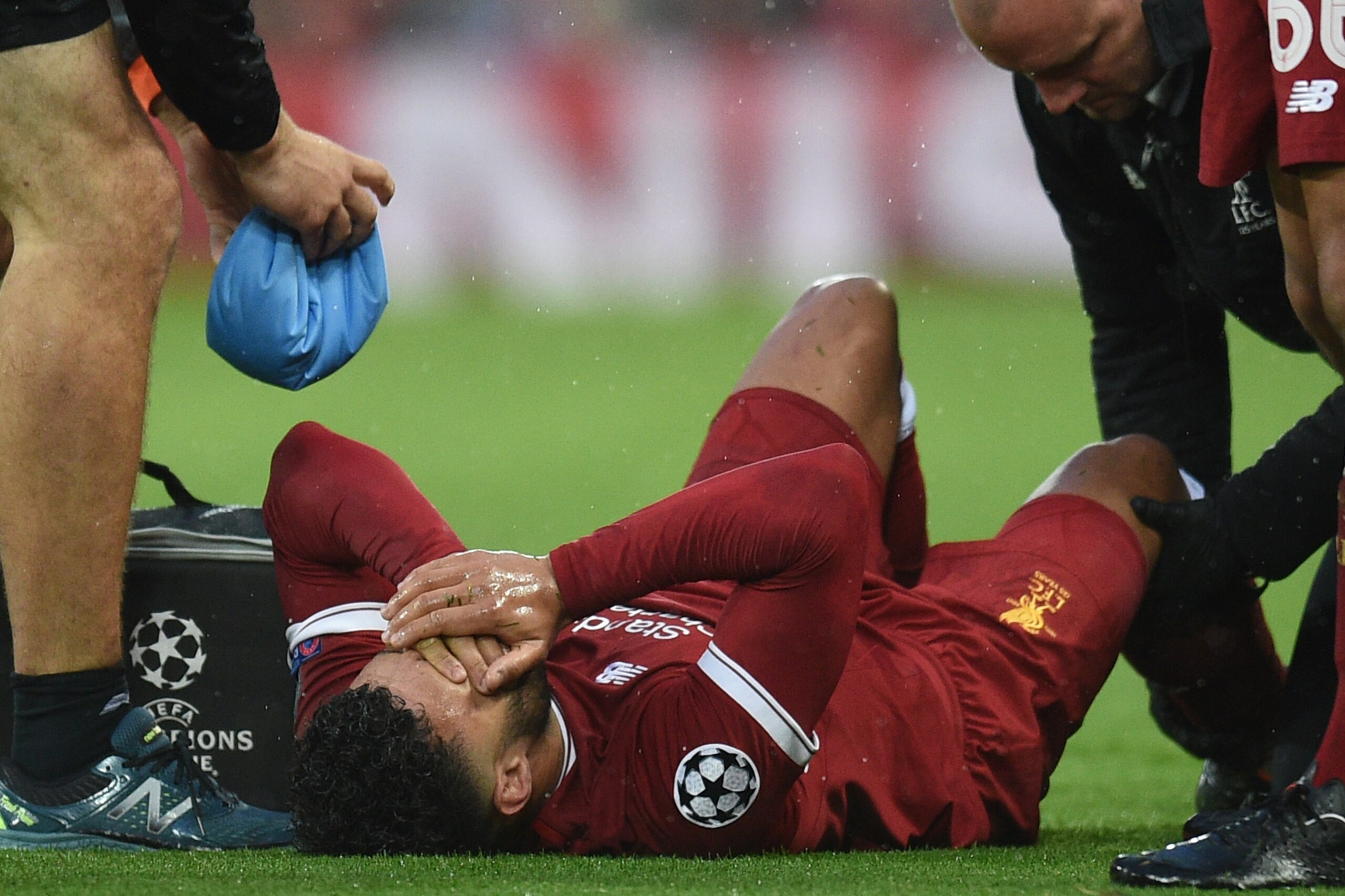 Liverpool's English midfielder Alex Oxlade-Chamberlain reacts after picking up an injury during the UEFA Champions League first leg semi-final football match between Liverpool and Roma at Anfield stadium in Liverpool, north west England on April 24, 2018. (Photo by Oli SCARFF / AFP)        (Photo credit should read OLI SCARFF/AFP/Getty Images)