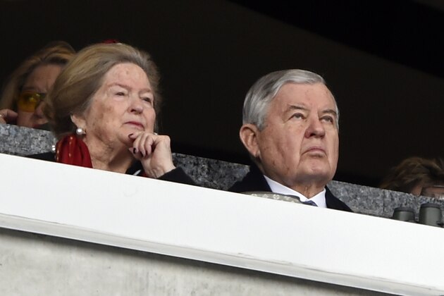 El dueño de los Panthers de Carolina, Jerry Richardson, observa un partido entre su equipo y los Packers de Green Bay, el domingo 17 de diciembre de 2017, en Charlotte (AP Foto/Mike McCarn)