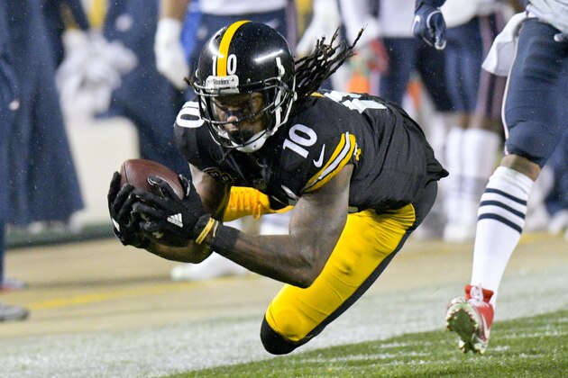 Pittsburgh Steelers wide receiver Martavis Bryant (10) makes a catch against the New England Patriots during the first half of an NFL football game in Pittsburgh, Sunday, Dec. 17, 2017. (AP Photo/Don Wright)