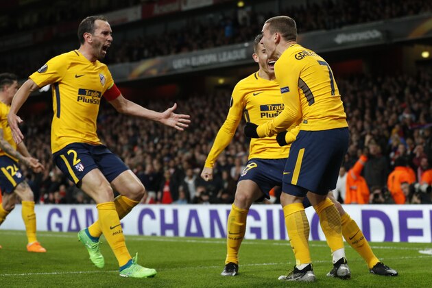 Atletico Madrid's French striker Antoine Griezmann (R) celebrates with teammates after scoring their first goal during the UEFA Europa League first leg semi-final football match  between Arsenal and Atletico Madrid at the Emirates Stadium in London on April 26, 2018. - The game finished 1-1. (Photo by Adrian DENNIS / AFP)        (Photo credit should read ADRIAN DENNIS/AFP/Getty Images)