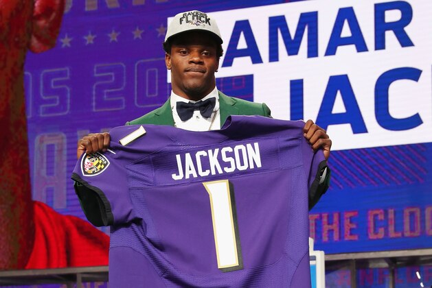ARLINGTON, TX - APRIL 26:  Lamar Jackson of Louisville poses after being picked #32 overall by the Baltimore Ravens during the first round of the 2018 NFL Draft at AT&T Stadium on April 26, 2018 in Arlington, Texas.  (Photo by Tom Pennington/Getty Images)