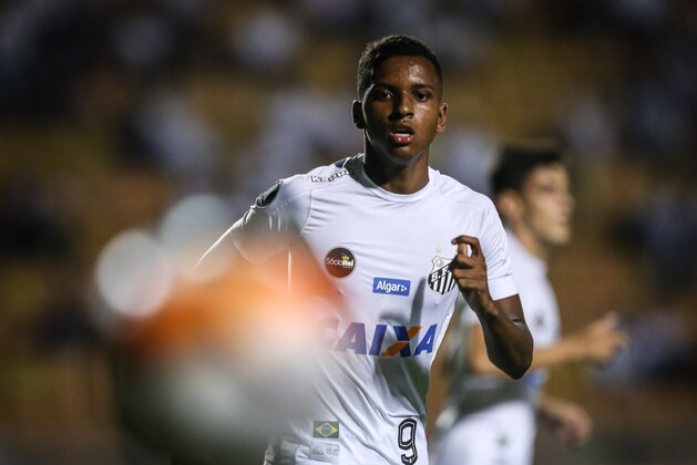SAO PAULO, BRAZIL - MARCH 15: Rodrygo #9 of Santos on the ball during the match between Santos and Nacional (URU) as a part of Copa Libertadores 2018 at Pacaembu Stadium on March15, 2018 in Sao Paulo, Brazil. (Photo by Ricardo Nogueira/Getty Images) SAO PAULO, BRAZIL - MARCH 15: Rodrygo #9 of Santos on the ball during the match between Santos and Nacional (URU) as a part of Copa Libertadores 2018 at Pacaembu Stadium on March15, 2018 in Sao Paulo, Brazil. (Photo by Ricardo Nogueira/Getty Images)