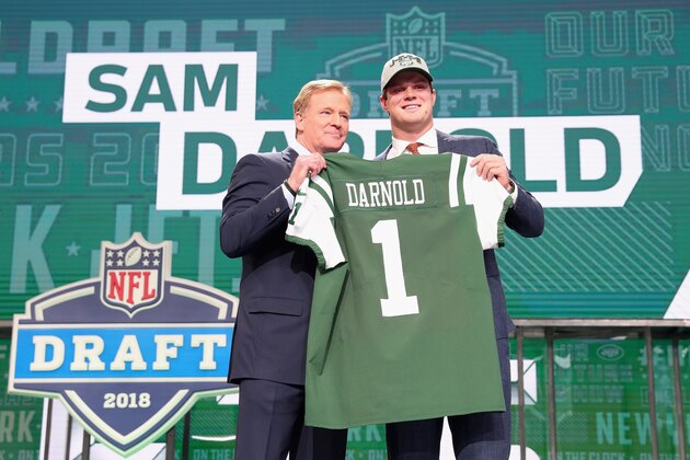 ARLINGTON, TX - APRIL 26:  Sam Darnold of USC poses with NFL Commissioner Roger Goodell after being picked #3 overall by the New York Jets during the first round of the 2018 NFL Draft at AT&T Stadium on April 26, 2018 in Arlington, Texas.  (Photo by Tom Pennington/Getty Images)