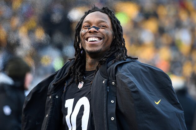 PITTSBURGH, PA - DECEMBER 31: Martavis Bryant #10 of the Pittsburgh Steelers smiles as times expires in the Pittsburgh Steelers 28-24 win over the Cleveland Browns at Heinz Field on December 31, 2017 in Pittsburgh, Pennsylvania. (Photo by Justin Berl/Getty Images)