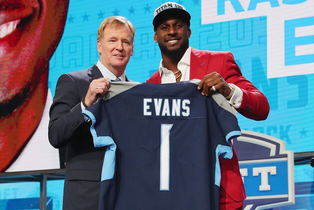 ARLINGTON, TX - APRIL 26:  Rashaan Evans of Alabama poses with NFL Commissioner Roger Goodell after being picked #22 overall by the Tennessee Titans during the first round of the 2018 NFL Draft at AT&T Stadium on April 26, 2018 in Arlington, Texas.  (Photo by Tom Pennington/Getty Images)