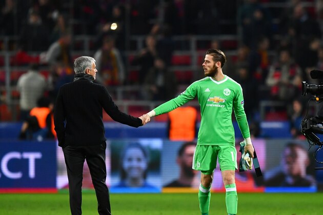 MOSCOW, RUSSIA - SEPTEMBER 27: Jose Mourinho, Manager of Manchester United shakes hands with David De Gea of Manchester United after the UEFA Champions League group A match between CSKA Moskva and Manchester United at WEB Arena on September 27, 2017 in Moscow, Russia.  (Photo by Dan Mullan/Getty Images)