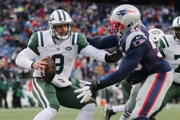FOXBORO, MA - DECEMBER 31:  Eric Lee #55 of the New England Patriots sacks Bryce Petty #9 of the New York Jets in the end zone for a safety during the fourth quarter at Gillette Stadium on December 31, 2017 in Foxboro, Massachusetts.  (Photo by Jim Rogash/Getty Images)