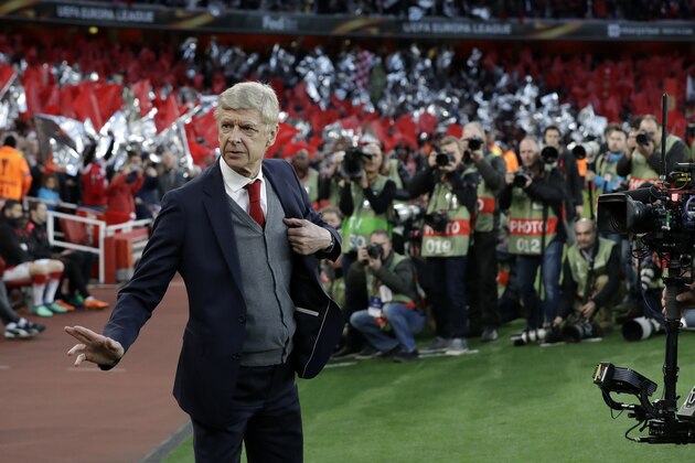 Arsenal's manager Arsene Wenger arrives at the pitch before the Europa League semifinal first leg soccer match between Arsenal FC and Atletico Madrid at Emirates Stadium in London, Thursday, April 26, 2018. (AP Photo/Matt Dunham)