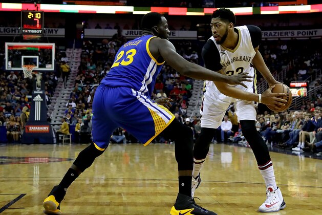 NEW ORLEANS, LA - DECEMBER 13:  Draymond Green #23 of the Golden State Warriors defends against Anthony Davis #23 of the New Orleans Pelicans during a game at the Smoothie King Center on December 13, 2016 in New Orleans, Louisiana. NOTE TO USER: User expressly acknowledges and agrees that, by downloading and or using this photograph, User is consenting to the terms and conditions of the Getty Images License Agreement.  (Photo by Sean Gardner/Getty Images)