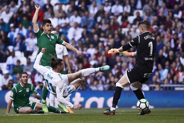 MADRID, SPAIN - APRIL 28: Gareth Bale of Real Madrid CF scores their opening goal during the La Liga match between Real Madrid CF and Deportivo Leganes at Estadio Santiago Bernabeu on April 28, 2018 in Madrid, Spain. (Photo by Gonzalo Arroyo Moreno/Getty Images)