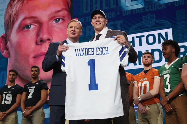 ARLINGTON, TX - APRIL 26:  Leighton Vander Esch of Boise State poses with NFL Commissioner Roger Goodell after being picked #19 overall by the Dallas Cowboys during the first round of the 2018 NFL Draft at AT&T Stadium on April 26, 2018 in Arlington, Texas.  (Photo by Tom Pennington/Getty Images)