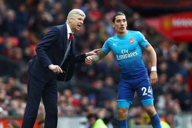 MANCHESTER, ENGLAND - APRIL 29:  Arsene Wenger, Manager of Arsenal speaks to Hector Bellerin of Arsenal  during the Premier League match between Manchester United and Arsenal at Old Trafford on April 29, 2018 in Manchester, England.  (Photo by Clive Brunskill/Getty Images)