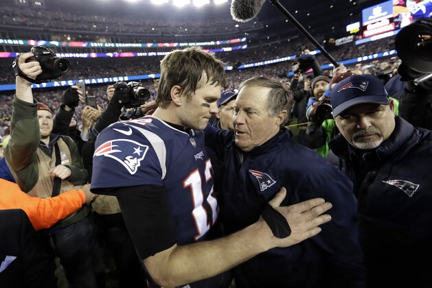 ARCHIVO - En esta foto de archivo del 21 de enero de 2018, Tom Brady, quarterback de los Patriots de Nueva Inglaterra, abraza al entrenador Bill Belichick tras derrotar a los Jaguars de Jacksonville en la final de la Conferencia Americana (AP Foto/David J. Phillip, archivo)