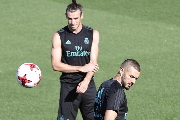 Real Madrid's French forward Karim Benzema (R) and Real Madrid's Welsh forward Gareth Bale take part in a training session at Real Madrid sport city in Madrid on August 15, 2017, on the eve of the Spanish SuperCup second leg football match Real Madrid CF vs FC Barcelona. / AFP PHOTO / JAVIER SORIANO        (Photo credit should read JAVIER SORIANO/AFP/Getty Images)