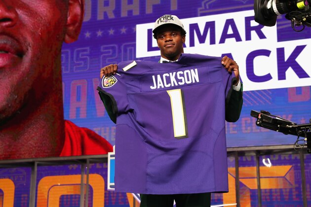 ARLINGTON, TX - APRIL 26:  Lamar Jackson of Louisville poses after being picked #32 overall by the Baltimore Ravens during the first round of the 2018 NFL Draft at AT&T Stadium on April 26, 2018 in Arlington, Texas.  (Photo by Tom Pennington/Getty Images)
