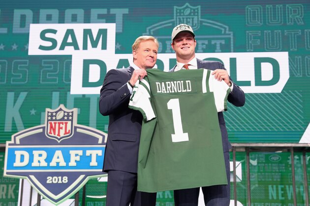 ARLINGTON, TX - APRIL 26:  Sam Darnold of USC poses with NFL Commissioner Roger Goodell after being picked #3 overall by the New York Jets during the first round of the 2018 NFL Draft at AT&T Stadium on April 26, 2018 in Arlington, Texas.  (Photo by Tom Pennington/Getty Images)