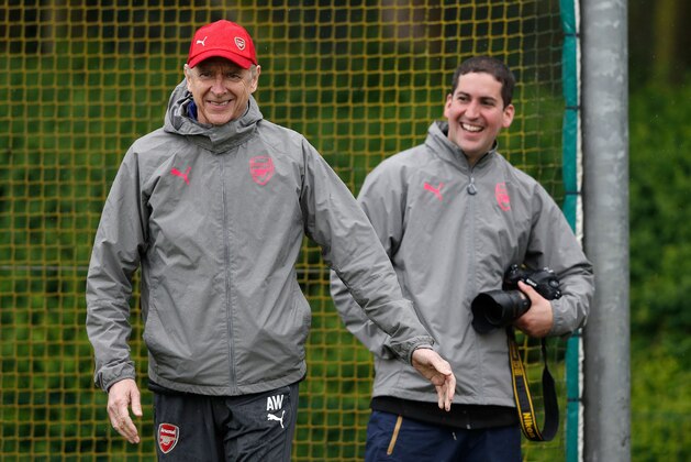 Arsenal's French manager Arsene Wenger (L) jokes with David Price, club photographer during a training session at the club's complex in London Colney on May 2, 2018 on the eve of their UEFA Europa league second leg semi-final match against Atletico Madrid. (Photo by ADRIAN DENNIS / AFP)        (Photo credit should read ADRIAN DENNIS/AFP/Getty Images)