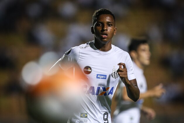 SAO PAULO, BRAZIL - MARCH 15: Rodrygo #9 of Santos on the ball during the match between Santos  and Nacional (URU) as a part of Copa Libertadores 2018 at Pacaembu Stadium on March15, 2018 in Sao Paulo, Brazil. (Photo by Ricardo Nogueira/Getty Images)