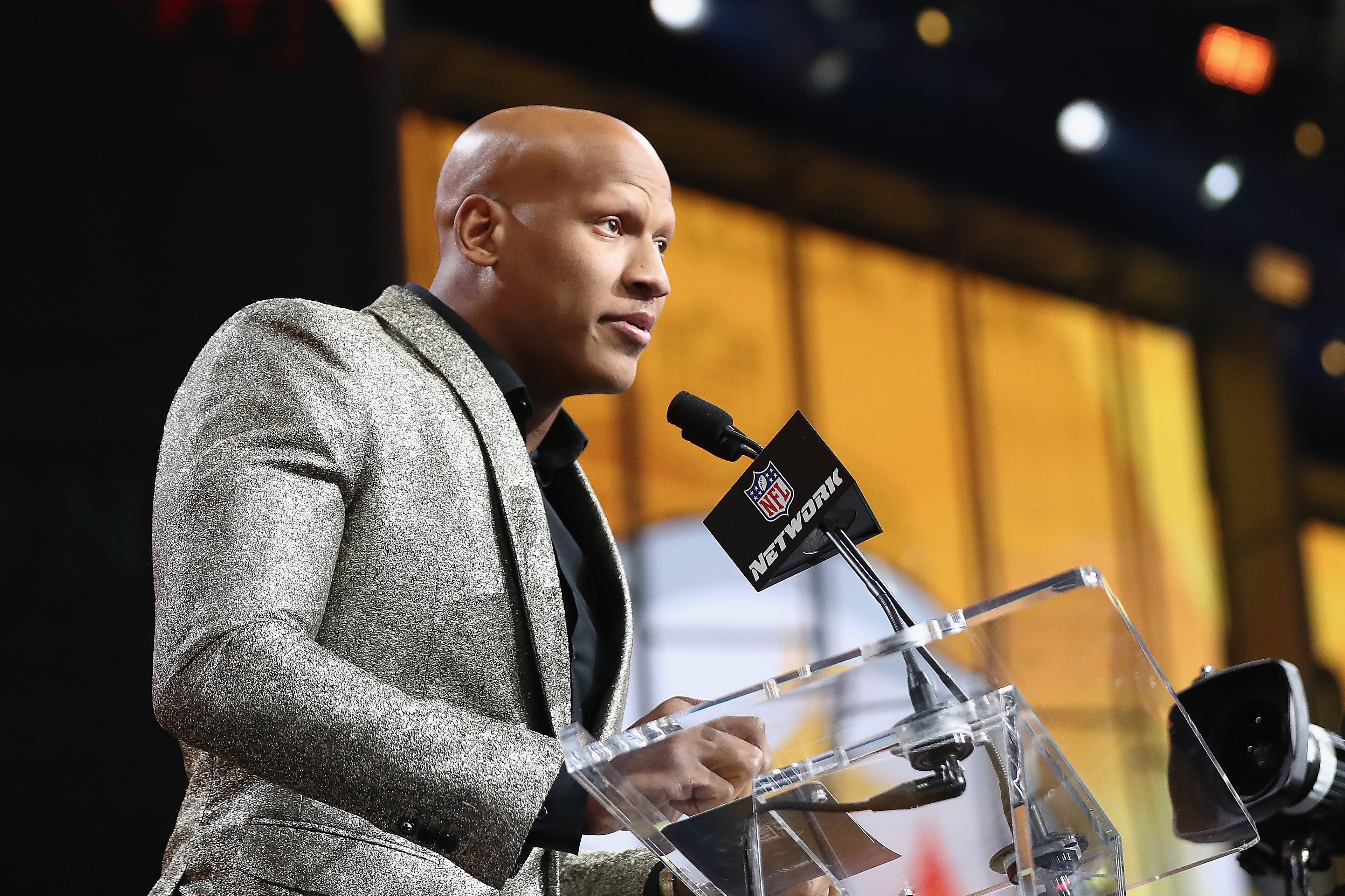 ARLINGTON, TX - APRIL 26:  Pittsburgh Steelers linebacker Ryan Shazier announces the Steelers' draft pick during the first round of the 2018 NFL Draft at AT&T Stadium on April 26, 2018 in Arlington, Texas.  (Photo by Ronald Martinez/Getty Images)