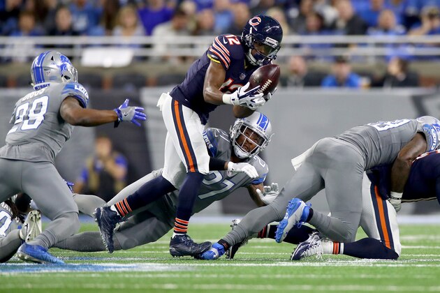 DETROIT, MI - DECEMBER 16: Chicago Bears wide receiver Markus Wheaton #12 juggles the ball for an incomplete pass against the Detroit Lions during the second half  at Ford Field on December 16, 2017 in Detroit, Michigan. (Photo by Gregory Shamus/Getty Images)