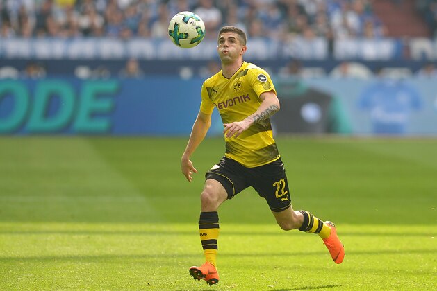 GELSENKIRCHEN, GERMANY - APRIL 15: Christian Pulisic of Dortmund controls the ball during the Bundesliga match between FC Schalke 04 and Borussia Dortmund at Veltins-Arena on April 15, 2018 in Gelsenkirchen, Germany. (Photo by TF-Images/Getty Images)