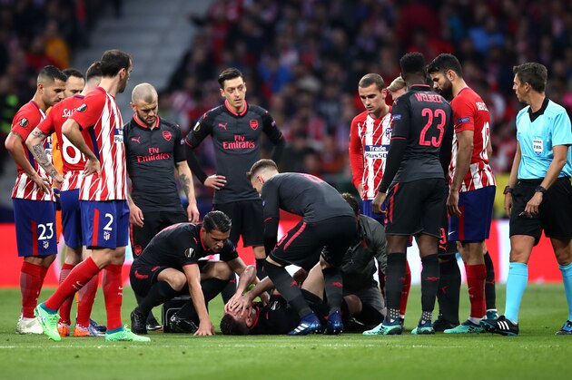 MADRID, SPAIN - MAY 03:  Laurent Koscielny of Arsenal lies injured during the UEFA Europa League Semi Final second leg match between Atletico Madrid  and Arsenal FC at Estadio Wanda Metropolitano on May 3, 2018 in Madrid, Spain.  (Photo by Lars Baron/Getty Images)