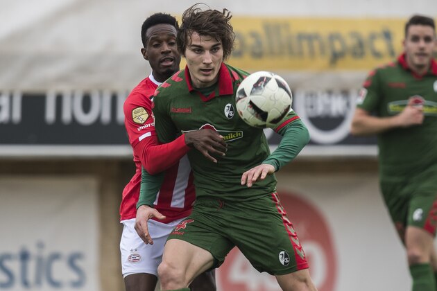 (L-R) Florian Jozefzoon of PSV, Caglar Soyuncu of SC Freiburgduring the friendly match between PSV Eindhoven and SC Freiburg at the stadium Nuevo Mirador on January 08, 2017 in Cadiz, Spain(Photo by VI Images via Getty Images)