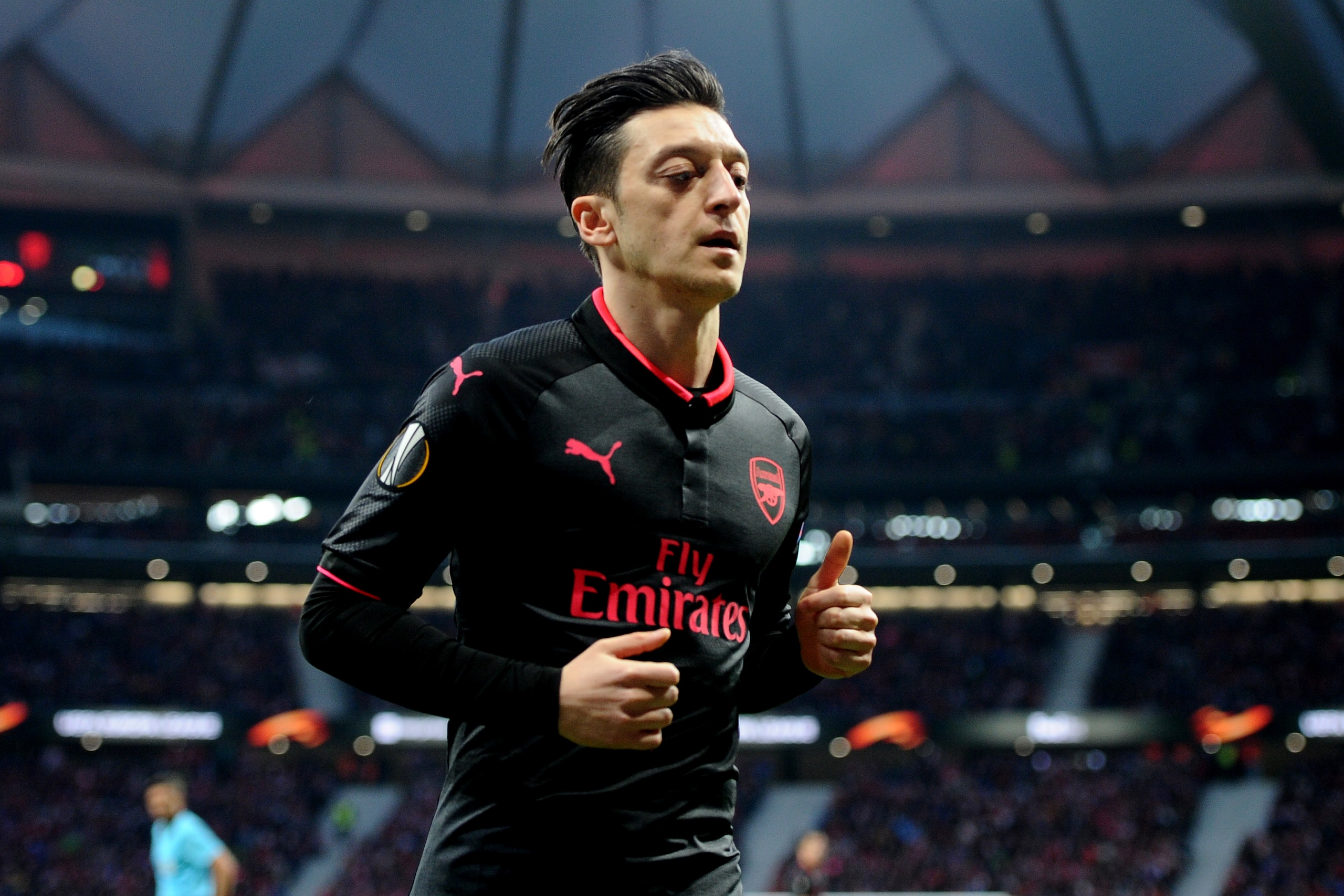 MADRID, SPAIN - MAY 3: Mesut Ozil, #11 of Arsenal during the UEFA Europa League Semi Final Second Leg match between Club Atletico Madrid and Arsenal FC at Wanda Metropolitano on May 3, 2018 in Madrid, Spain. (Photo by Sonia Canada/Getty Images)