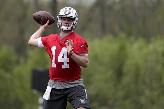 New York Jets first round pick Sam Darnold works out during NFL rookie camp, Friday, May 4, 2018, in Florham Park, N.J. (AP Photo/Julio Cortez)