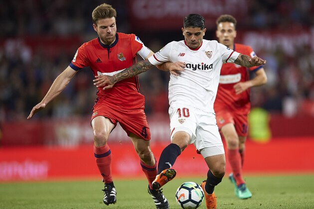SEVILLE, SPAIN - MAY 04:  Ever Banega of Sevilla FC (R) being followed by Asier Illarramendi of Real Sociedad (L) during the La Liga match between Sevilla and Real Sociedad  at Estadio Ramon Sanchez Pizjuan on May 4, 2018 in Seville, Spain.  (Photo by Aitor Alcalde Colomer/Getty Images)