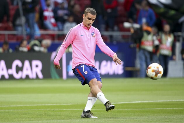MADRID, SPAIN - MAY 3: Antoine Griezmann of Atletico Madrid warms up before the UEFA Europa League Semi Final second leg match between Atletico Madrid and Arsenal FC at Estadio Wanda Metropolitano on May 3, 2018 in Madrid, Spain. (Photo by Jean Catuffe/Getty Images)