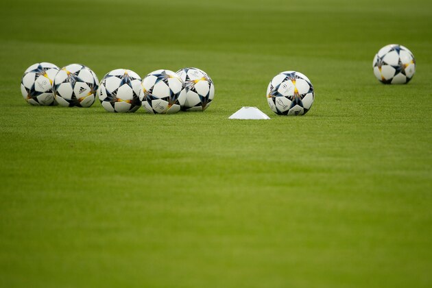 TOPSHOT - The balls are on the pitch prior to the warm up for the UEFA Champions League semi-final first-leg football match FC Bayern Munich v Real Madrid CF in Munich, southern Germany on April 25, 2018. (Photo by Odd ANDERSEN / AFP)        (Photo credit should read ODD ANDERSEN/AFP/Getty Images)