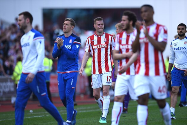 Stoke City's English defender Ryan Shawcross (C) and teammates applaud the fans following the English Premier League football match between Stoke City and Crystal Palace at the Bet365 Stadium in Stoke-on-Trent, central England on May 5, 2018. - Crystal Palace won the match 2-1. (Photo by Oli SCARFF / AFP) / RESTRICTED TO EDITORIAL USE. No use with unauthorized audio, video, data, fixture lists, club/league logos or 'live' services. Online in-match use limited to 75 images, no video emulation. No use in betting, games or single club/league/player publications. /         (Photo credit should read OLI SCARFF/AFP/Getty Images)
