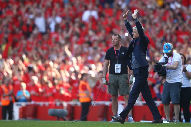 LONDON, ENGLAND - MAY 06: Arsene Wenger, Manager of Arsenal shows appreciation to the fans as he walks out prior to the Premier League match between Arsenal and Burnley at Emirates Stadium on May 6, 2018 in London, England.  (Photo by Clive Mason/Getty Images)