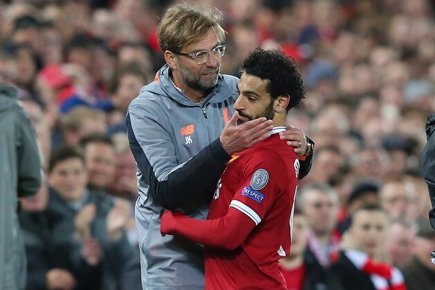 LIVERPOOL, ENGLAND - APRIL 24:  Jurgen Klopp the manager of Liverpool congratulates Mohamed Salah after substituting him during the UEFA Champions League Semi Final First Leg match between Liverpool and A.S. Roma at Anfield on April 24, 2018 in Liverpool, United Kingdom.  (Photo by Alex Livesey - Danehouse/Getty Images)