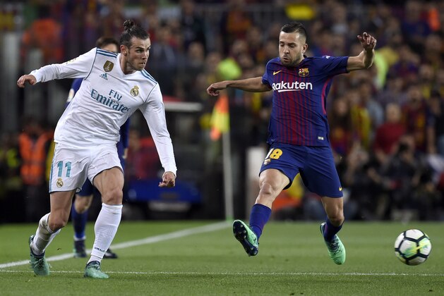 BARCELONA, SPAIN - MAY 06:  Gareth Bale of Real Madrid beats Jordi Alba of Barcelona during the La Liga match between Barcelona and Real Madrid at Camp Nou on May 6, 2018 in Barcelona, Spain.  (Photo by Alex Caparros/Getty Images)
