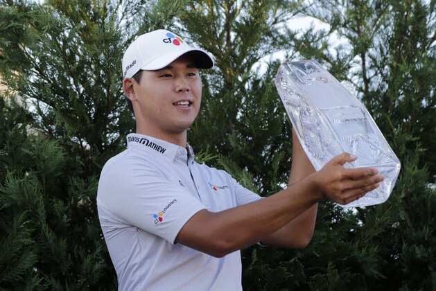 Si Woo Kim, of South Korea, holds the trophy after winning The Players Championship golf tournament, Sunday, May 14, 2017, in Ponte Vedra Beach, Fla. (AP Photo/Lynne Sladky)