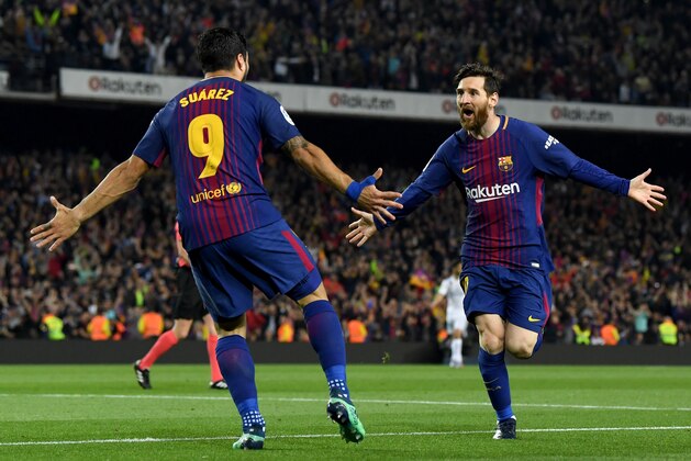 BARCELONA, SPAIN - MAY 06:  Lionel Messi of Barcelona (R) celebrates after scoring his sides second goal with Luis Suarez of Barcelona during the La Liga match between Barcelona and Real Madrid at Camp Nou on May 6, 2018 in Barcelona, Spain.  (Photo by David Ramos/Getty Images)