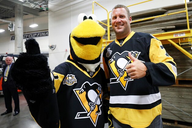 PITTSBURGH, PA - MAY 29:  Pittsburgh Steelers quarterback Ben Roethlisberger poses with Pittsburgh Penguins mascot Iceburgh prior to Game One of the 2017 NHL Stanley Cup Final against the Nashville Predators at PPG Paints Arena on May 29, 2017 in Pittsburgh, Pennsylvania.  (Photo by Bruce Bennett/Getty Images)