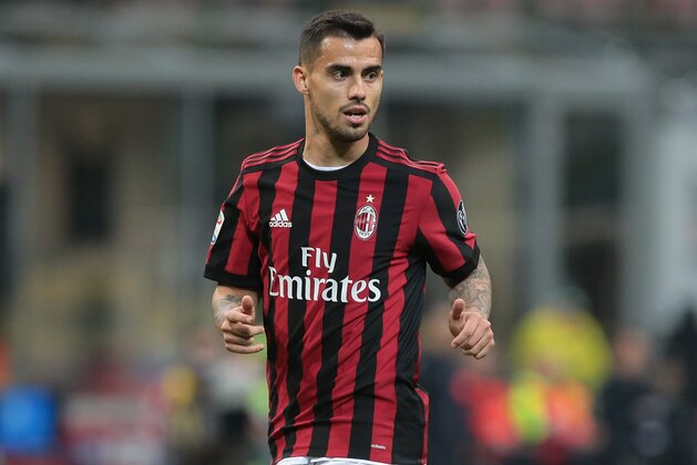 MILAN, ITALY - APRIL 08:  Fernandez Suso of AC Milan looks on during the serie A match between AC Milan and US Sassuolo at Stadio Giuseppe Meazza on April 8, 2018 in Milan, Italy.  (Photo by Emilio Andreoli/Getty Images)