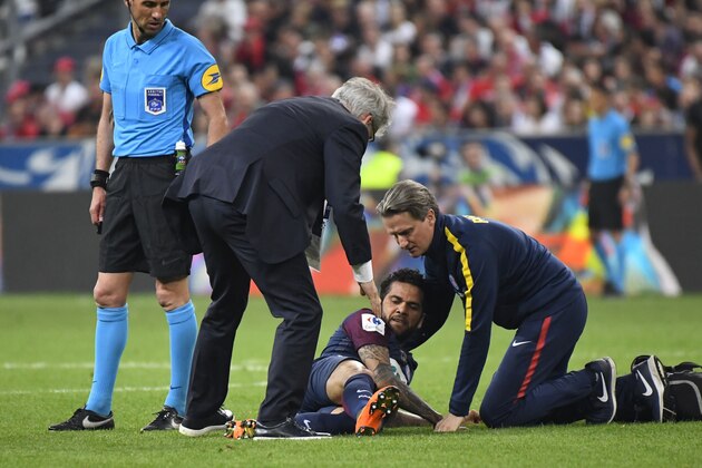 Paris Saint-Germain's Brazilian defender Daniel Alves (C) receives medical assistance during the French Cup final football match between Les Herbiers and Paris Saint-Germain (PSG), on May 8, 2018 at the Stade de France in Saint-Denis, outside Paris. (Photo by Damien MEYER / AFP)        (Photo credit should read DAMIEN MEYER/AFP/Getty Images)