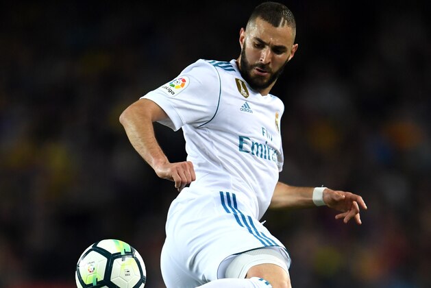 BARCELONA, SPAIN - MAY 06:  Karim Benzema of Real Madrid flicks the ball during the La Liga match between Barcelona and Real Madrid at Camp Nou on May 6, 2018 in Barcelona, Spain.  (Photo by David Ramos/Getty Images)