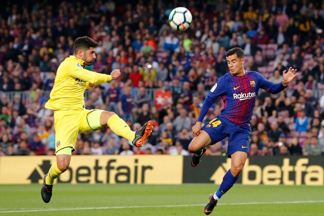 Villarreal's Spanish defender Alvaro Gonzalez (L) challenges Barcelona's Brazilian midfielder Philippe Coutinho during the Spanish league football match between Barcelona and Villarreal at the Camp Nou Stadium in Barcelona on May 9, 2018. (Photo by Pau Barrena / AFP)        (Photo credit should read PAU BARRENA/AFP/Getty Images)